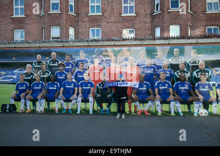 Londra, UK, 1 novembre 2014. Un giovane fan con una scarfe pone di fronte un poster gigante del Chelsea Football Team. I fan di arrivare a Stamford Bridge per la Barclays Premier League per il London derby match tra Chelsea FC e Queens Park Rangers Foto Stock