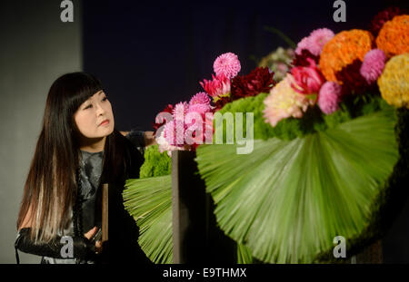 Il Taipei Taiwan. 2° Nov, 2014. Floral designer Elly Lin da Taiwan dà una dimostrazione presso il 2014 Taipei International Flower Design Award in Taipei, a sud-est della Cina di Taiwan, nov. 2, 2014. © Wang Qingqin/Xinhua/Alamy Live News Foto Stock