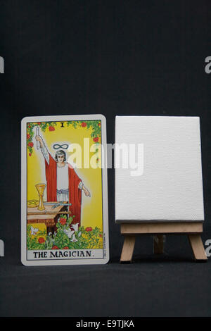 Il mago tarot card con un cavalletto in bianco su sfondo scuro. Foto Stock