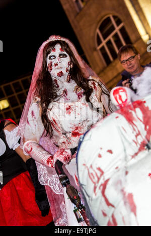 Zombie a piedi, un evento di Halloween, dove più di mille persone vestite e trucco, soddisfare e camminato attraverso la città come zombie Foto Stock