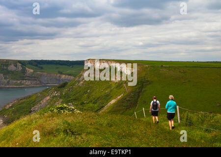 Due escursionisti sulla costa sud ovest percorso tra St Aldhelm la testa e Emmetts Hill nel Dorset England Regno Unito Foto Stock