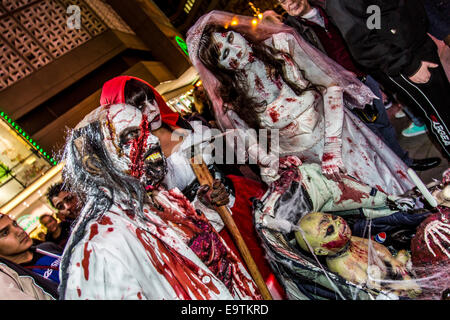 Zombie a piedi, un evento di Halloween, dove più di mille persone vestite e trucco, soddisfare e camminato attraverso la città come zombie Foto Stock