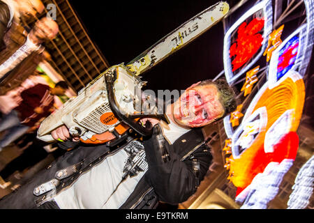 Zombie a piedi, un evento di Halloween, dove più di mille persone vestite e trucco, soddisfare e camminato attraverso la città come zombie Foto Stock