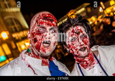 Zombie a piedi, un evento di Halloween, dove più di mille persone vestite e trucco, soddisfare e camminato attraverso la città come zombie Foto Stock