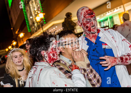 Zombie a piedi, un evento di Halloween, dove più di mille persone vestite e trucco, soddisfare e camminato attraverso la città come zombie Foto Stock