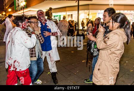 Zombie a piedi, un evento di Halloween, dove più di mille persone vestite e trucco, soddisfare e camminato attraverso la città come zombie Foto Stock