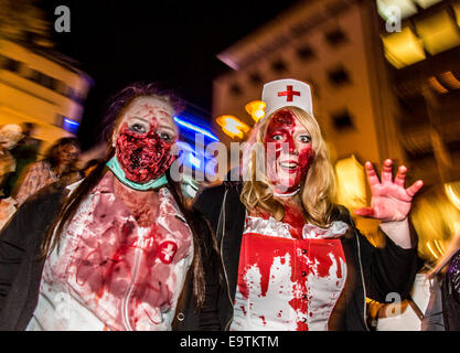 Zombie a piedi, un evento di Halloween, dove più di mille persone vestite e trucco, soddisfare e camminato attraverso la città come zombie Foto Stock