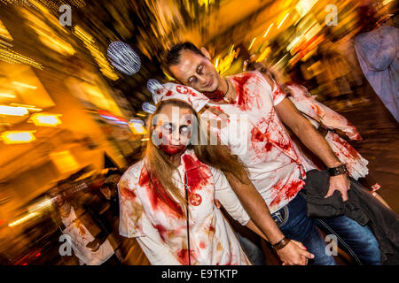 Zombie a piedi, un evento di Halloween, dove più di mille persone vestite e trucco, soddisfare e camminato attraverso la città come zombie Foto Stock