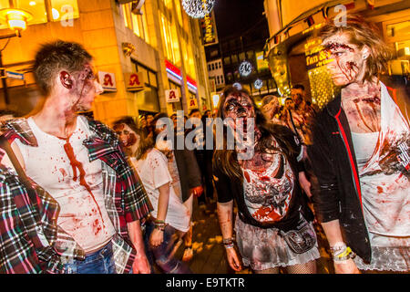 Zombie a piedi, un evento di Halloween, dove più di mille persone vestite e trucco, soddisfare e camminato attraverso la città come zombie Foto Stock