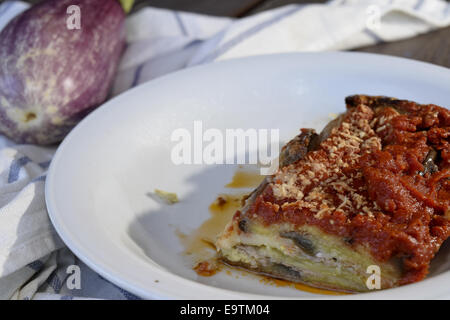 Gustosa ricetta italiana:la parmigiana di melanzane Foto Stock
