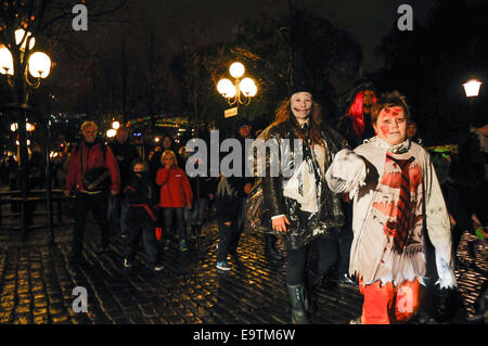 Stoccolma, Svezia. 1 Nov, 2014. Centinaia di persone, giovani e vecchi, mettere sui loro costumi più terrificante di marzo in una parata di Halloween a Stoccolma, Svezia, il 9 novembre 1, 2014. © Rob Schoenbaum/Xinhua/Alamy Live News Foto Stock