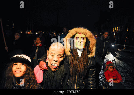 Stoccolma, Svezia. 1 Nov, 2014. Centinaia di persone, giovani e vecchi, mettere sui loro costumi più terrificante di marzo in una parata di Halloween a Stoccolma, Svezia, il 9 novembre 1, 2014. © Rob Schoenbaum/Xinhua/Alamy Live News Foto Stock