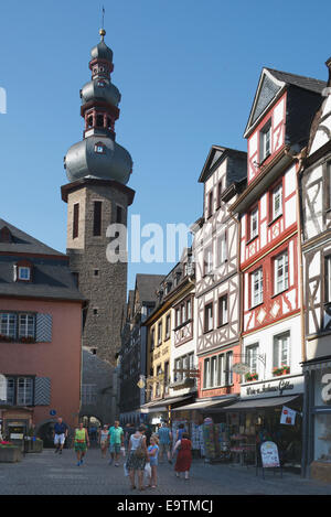 Marktplatz e St Martin's Chiesa torre Cochem Valle della Mosella in Germania Foto Stock