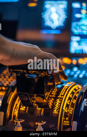Cockpit di un Airbus A320 del simulatore di volo che è utilizzato per la formazione professionale di piloti di linea (mano sulla leva valvola a farfalla) Foto Stock