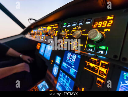 Cockpit di un Airbus A320 del simulatore di volo che è utilizzato per la formazione professionale di piloti di linea (dettaglio: i controlli di pilota automatico) Foto Stock