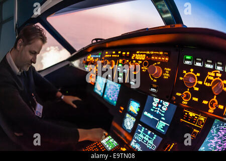 Cockpit di un Airbus A320 del simulatore di volo che è utilizzato per la formazione professionale di piloti di linea (pilota pilota automatico di regolazione). Foto Stock