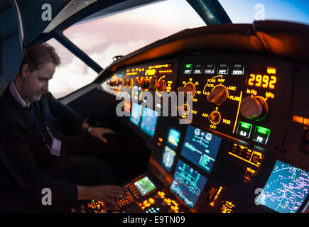 Cockpit di un Airbus A320 del simulatore di volo che è utilizzato per la formazione professionale di piloti di linea (pilota pilota automatico di regolazione). Foto Stock