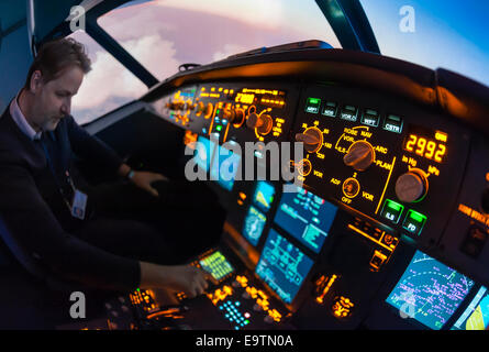 Cockpit di un Airbus A320 del simulatore di volo che è utilizzato per la formazione professionale di piloti di linea (pilota pilota automatico di regolazione). Foto Stock