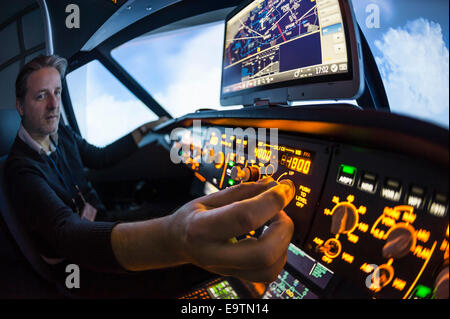 Cockpit di un Airbus A320 del simulatore di volo che è utilizzato per la formazione professionale di piloti di linea (pilota pilota automatico di regolazione) Foto Stock