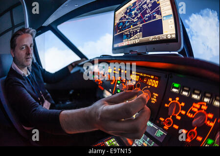 Cockpit di un Airbus A320 del simulatore di volo che è utilizzato per la formazione professionale di piloti di linea (pilota pilota automatico di regolazione) Foto Stock