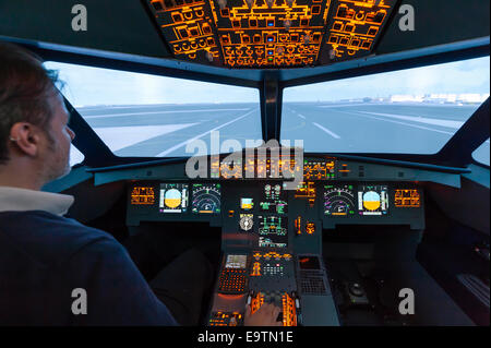 Cockpit di un Airbus A320 del simulatore di volo che è utilizzato per la formazione professionale di piloti di linea (preparazione di decollo) Foto Stock