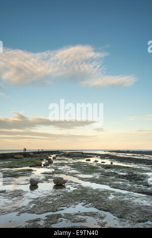 Una serata tranquilla vista verso il Mare del Nord da Robin Hood's Bay. Foto Stock