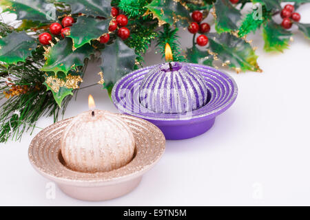 Natale candele e decorazione su sfondo grigio. Foto Stock