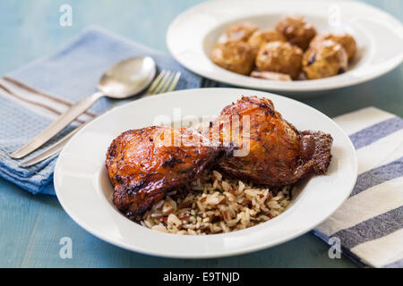 Gamba di pollo con patate sul recipiente bianco servito con riso Foto Stock