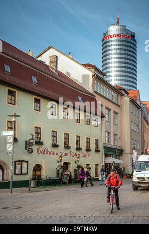 Intershop edificio esterno contro tradizionali edifici vecchi, Jena, Germania Foto Stock