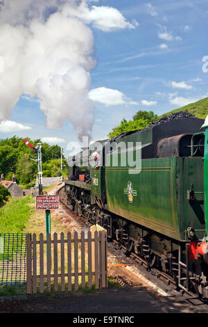Ex Ferrovia Meridionale steam loco 34028 'Eddystone' lascia Corfe Castle stazione sulla ferrovia a Swanage Inghilterra Dorset Regno Unito Foto Stock