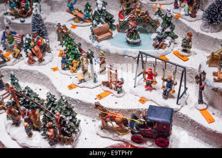 Natale negozio di souvenir in vendita presso un tedesco di mercato invernale Foto Stock