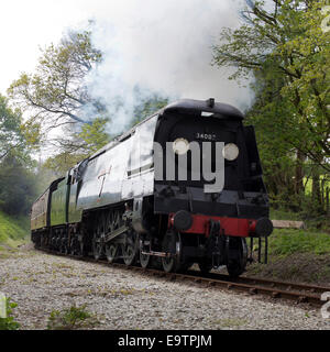 Le conserve di locomotiva a vapore, 34007 "St Albans', la stiratura su Bodmin & Wenford Railway, Bodmin, Cornwall, Inghilterra, Regno Unito. Foto Stock