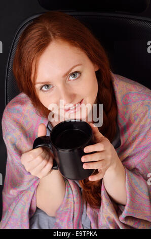 Donna felice con una tazzina Foto Stock