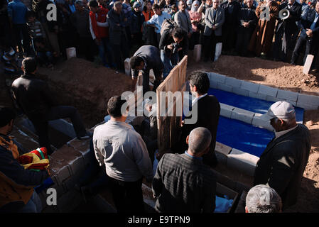 Rifugiati curdi curdo bury YPG combattenti che sono morti nelle battaglie contro lo Stato islamico forze in Kobani, presso la città turca di Suruc vicino al confine Turkish-Syrian Foto Stock