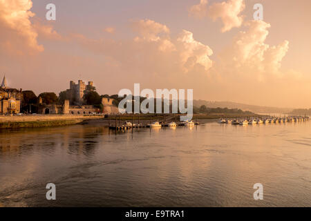 Tramonto sul fiume Medway presso Rochester Kent. Guardando alla marina. Foto Stock