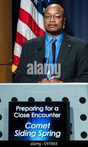 Dwayne Brown, NASA public affairs officer, modera un media briefing dove i partecipanti delineati come lo spazio e la massa-asset base Foto Stock