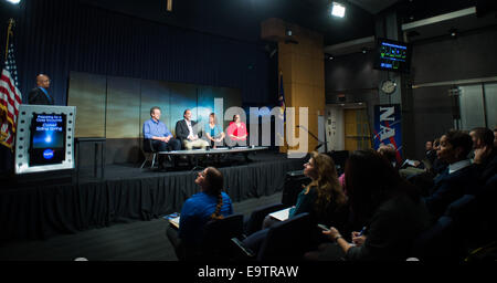 Dwayne Brown, NASA public affairs officer, sinistra, modera un media briefing dove esperto, seduti da sinistra, Jim verde, directo Foto Stock