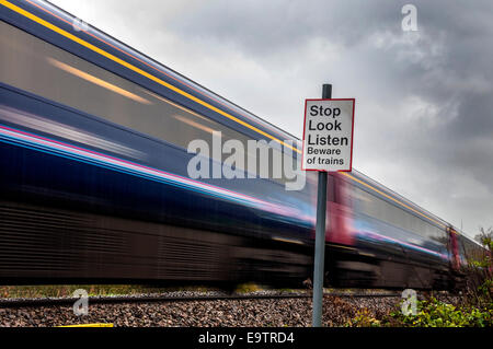 Bathford, Somerset, Regno Unito. 02Nov, 2014. Un treno diesel passa un incrocio vicino al villaggio. La guida della rete è elettrizzante la storica Great Western Main Line da London Paddington attraverso a Swansea, con il posto di lavoro a partire da bagno nel 2015. La guida della rete dice l'aggiornamento si offrono vantaggi significativi per il bagno, North East Somerset e tutto il Sud Ovest. Credito: Richard Wayman/Alamy Live News Foto Stock