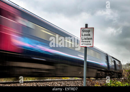 Bathford, Somerset, Regno Unito. 02Nov, 2014. Un treno diesel passa un incrocio vicino al villaggio. La guida della rete è elettrizzante la storica Great Western Main Line da London Paddington attraverso a Swansea, con il posto di lavoro a partire da bagno nel 2015. La guida della rete dice l'aggiornamento si offrono vantaggi significativi per il bagno, North East Somerset e tutto il Sud Ovest. Credito: Richard Wayman/Alamy Live News Foto Stock