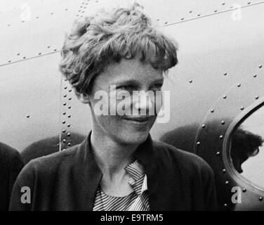 Foto d'epoca della pioniera e autrice dell'aviazione americana Amelia Earhart (1897 – dichiarata morta nel 1939) – Earthart e il suo navigatore Fred Noonan sono scomparsi nel 1937 mentre stava cercando di diventare la prima donna a completare un volo circumnavigazionale del globo. Foto scattata nel 1932. Foto Stock