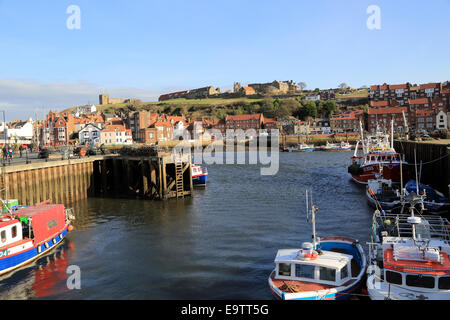 Vista in direzione di Whitby Abbey sul fiume Esk da Saint Annes Staith, Whitby, North Yorkshire, Inghilterra Foto Stock