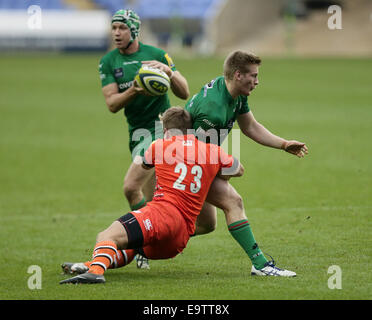 Reading, Regno Unito. 01 Nov, 2014. LV di Rugby. London Irish versus Leicester Tigers. Eoin Griffith mages per ottenere la palla al suo esterno metà come egli è affrontato da Jack Roberts. Credito: Azione Sport Plus/Alamy Live News Foto Stock