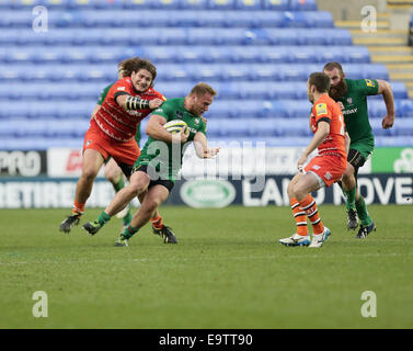 Reading, Regno Unito. 01 Nov, 2014. LV di Rugby. London Irish versus Leicester Tigers. Mike Mayhew è affrontato da Tiziano Pasquali. Credito: Azione Sport Plus/Alamy Live News Foto Stock