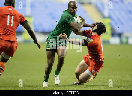 Reading, Regno Unito. 01 Nov, 2014. LV di Rugby. London Irish versus Leicester Tigers. Topsy Ojo Hands off Charlie Thacker. Credito: Azione Sport Plus/Alamy Live News Foto Stock