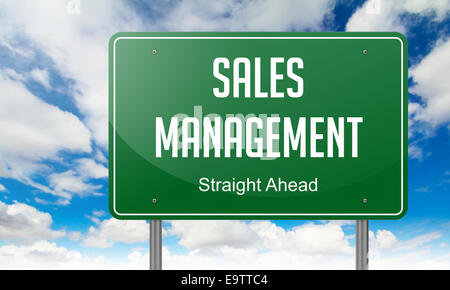 Autostrada palina con la direzione vendite testo su sfondo cielo. Foto Stock