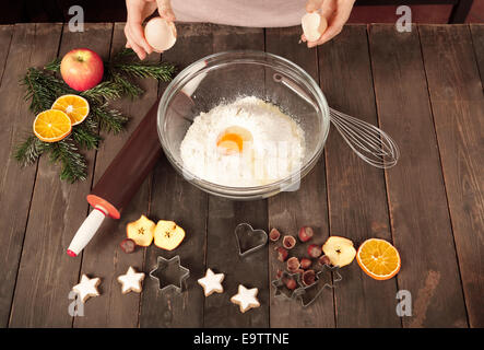 Impasto per biscotti è fatta con le uova e la farina in una ciotola Foto Stock