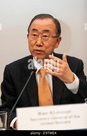 Copenhagen, Danimarca. 02Nov, 2014. Il sig. Ban Ki-moon, Segretario Generale delle Nazioni Unite, risponde alle domande dei media internazionali presso l'IPCC conferenza stampa a Copenaghen in questa domenica Credito: OJPHOTOS/Alamy Live News Foto Stock