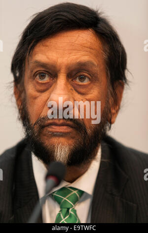 Copenhagen, Danimarca. 02Nov, 2014. Il sig. Rajendra Pachauri, Presidente dell'ONU il pannello del clima (IPCC), raffigurato all'IPCC, premere il tasto Conferenza di Copenhagen. Credito: OJPHOTOS/Alamy Live News Foto Stock