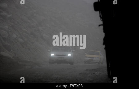 Parwan. 2° Nov, 2014. I veicoli di trasmissione Parwan provincia nel nord dell'Afghanistan il 9 novembre 2, 2014. Più di 10.000 chilometri di autostrade e strade principali era stata ricostruita ed asfaltato dopo la caduta del regime dei talebani nel tardo 2001 in tutto il paese. © Ahmad Massoud/Xinhua/Alamy Live News Foto Stock