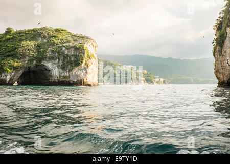 Isole del Pacifico di Los Arcos National Marine Park, Banderas Bay, Messico. A circa dieci miglia a sud di Puerto Vallarta. Foto Stock